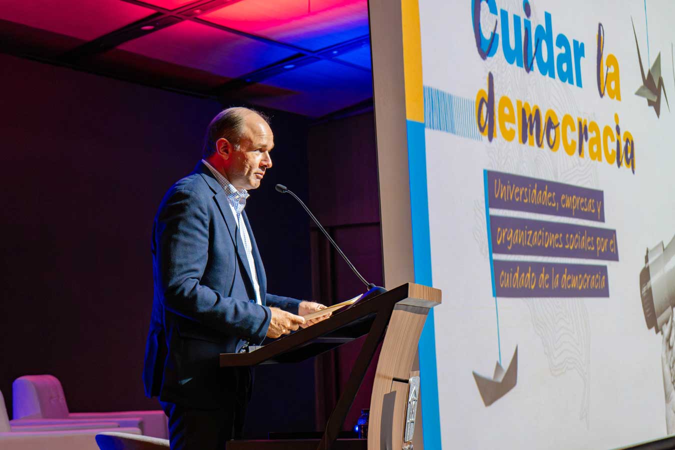 Cuidado con la democracia: percepciones nacionales y locales orientadas por la academia