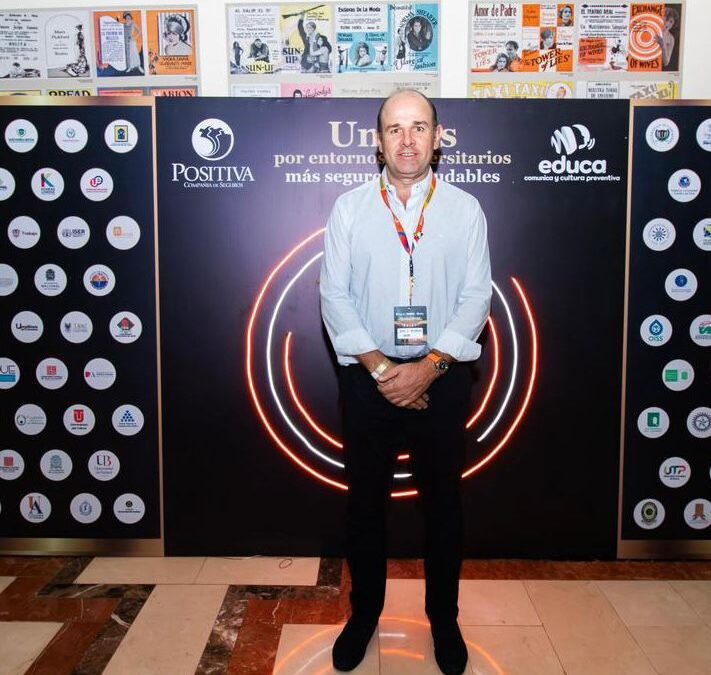 UNAB recibe insignia por su liderazgo en seguridad, salud y bienestar universitario