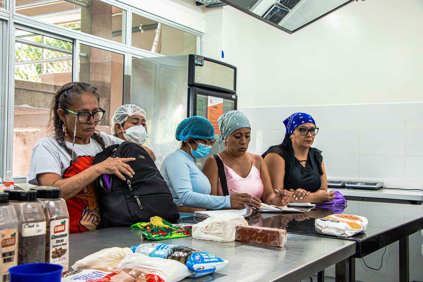 UNAB fomenta la resiliencia de mujeres en contextos de prostitución a través de programa educativo especial